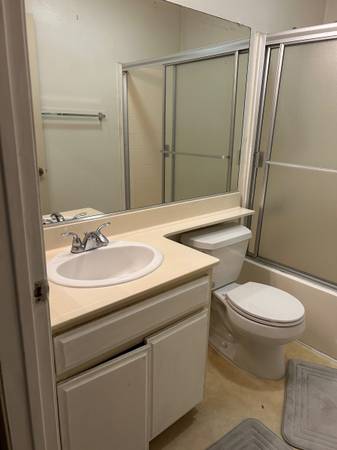 $1,300 / 2br - Unfurnished Private Bedroom / Private Bath / Parking Space (Studio City)64035740285698124