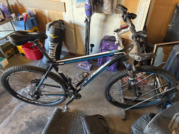 TREK MOUNTAIN BIKE 1