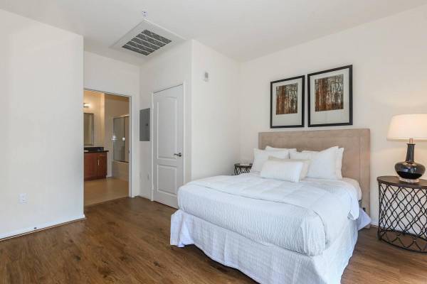 $2,799 / 2br - 964ft2 - Disability Access, 2 bedroom, in Los Angeles CA (1026 S Broadway, Los Angeles, CA)63953074425987124