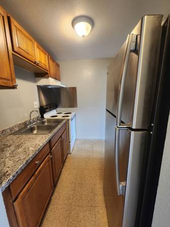 $1,350 / 1br - 750ft2 - Spacious one bedroom unit in Aurora with a study (Aurora)63973504860419123