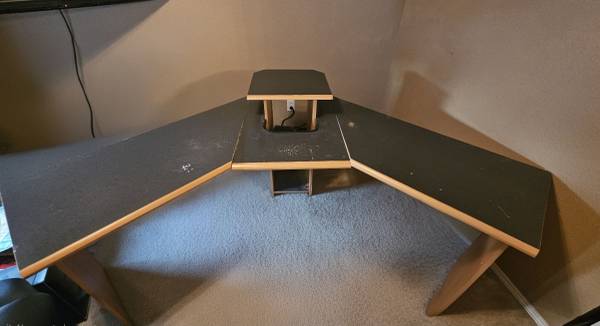 Corner desk 1