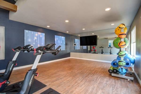$2,843 / 2br - 900ft2 - Piso de Laminado con Aspecto de Madera, en Chula Vista CA, 2 dormitorios (440 E H St, Chula Vista, CA)64037389212419124