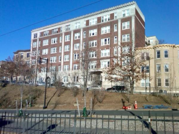 $950 / 3br - 660ft2 - 1 Room available in a 3 bedroom apart in a quiet and safe neighborho (Brighton)63797280842753120