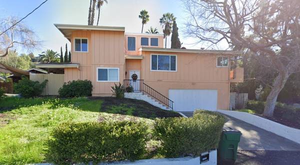 🏡 Cosmetic Rehab Opportunity – Prime Orange Hill Location! 🛠️ 1