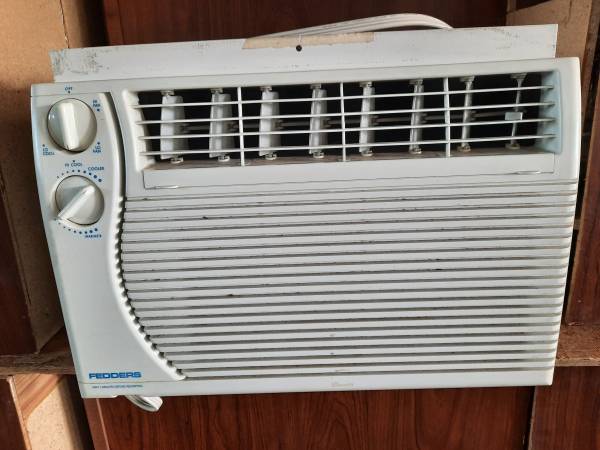 AC WINDOW UNIT  FITS MANY DIFFERENT SIZE WINDOW OPENINGS 1