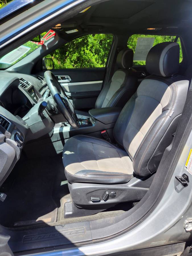 *ONE OWNER* - 2017 Ford Explorer XLT 7-Passenger Hauler!