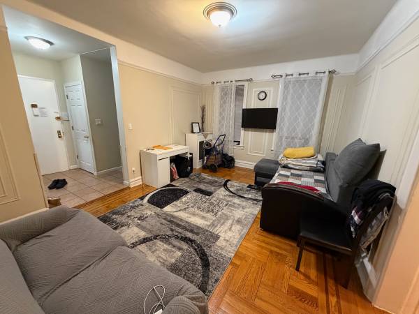 Spacious 1 bedroom, Elevator Building , Laundry,  Great Neighborhood! 1