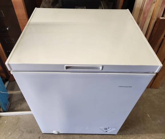 FIRM. Excellent condition chest freezer - $110 (Valencia)63471468358915121