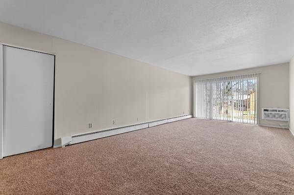 $1,050 / 3br - 1200ft2 - Sometimes The Grass Is Greener On The Other Side....Come Check Us Out! (Close To Shopping)63815109297411123