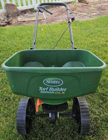 Scotts Turf Builder EdgeGuard DLX Fertilizer Spreader. Mint condition, 1