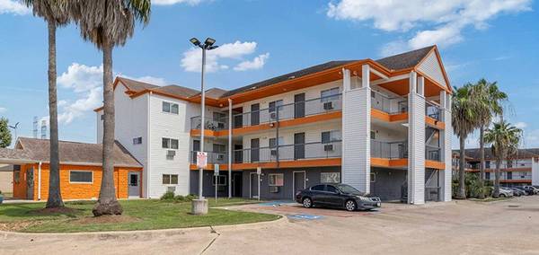 Open-Concept, Courtyard, Studio 1