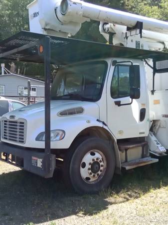 BUCKET TRUCK withCHIP BOX 1