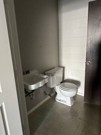 $495 / 700ft2 - Great location, small office space, private bathroom (Bechelli Lane)63972530790403124