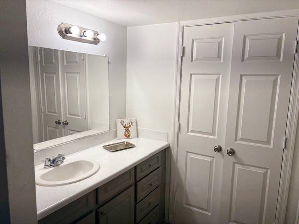 $1,149 / 1br - EVERYTHING YOU NEED RIGHT HERE AT THE FALLS!!! (GLENDALE)64047538326785124