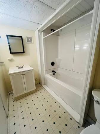 $1,200 / 2br - /-Pet friendly/-large 2 bedroom apartment (Burlington)63992935661826124