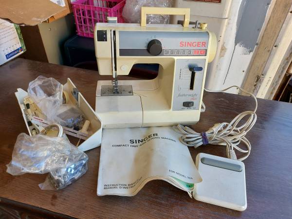 Singer Featherweight Sewing Machine Model 324 - $50 (Santa Clarita)62926959463553122