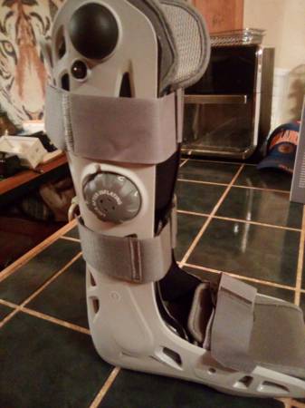 Aircast standard select medium walking boot 1