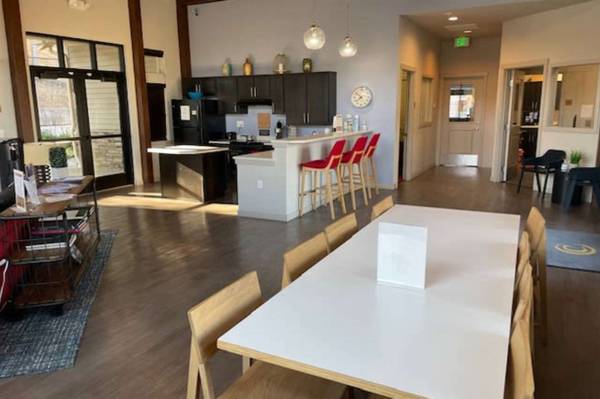$1,774 / 3br - Ventiladores de techo, cibercafé, barra de desayuno (12111 104th Ave E, Puyallup, WA)63874303018113120