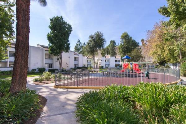 $2,775 / 2br - 850ft2 - 2bd 1ba, in Canoga Park CA, Laundry Facility (8930 Topanga Canyon, Canoga Park, CA)63701073920385120