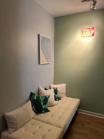 $600 / 1br - 250ft2 - 1 room office space close to Coburg Shopping Center $600/mo (Charleston)64016105453314124