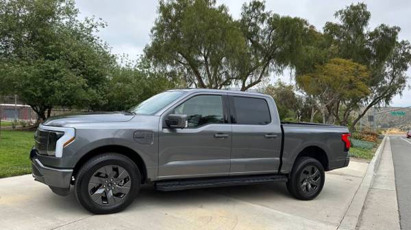 Ford Lightning Lariat 2023 con 23,000 km, casi sin uso - $49,800 (San Diego)63476435871617122
