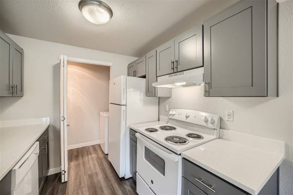 $1,900 / 2br - 942ft2 - Renovated 2 Bedroom 2 Bath Available Now!! 1 Month FREE Rent! (Olympia)63874306751491122