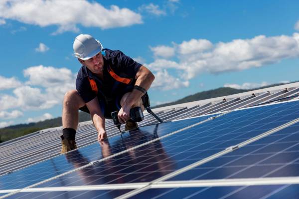 ROOFTOP SOLAR INSTALLERS NEEDED 1