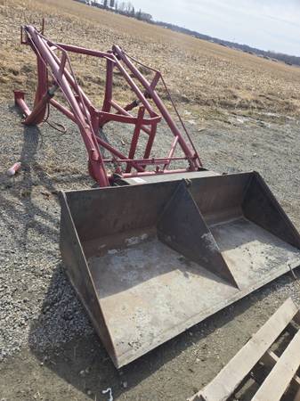Loader for IH 300 utility 1