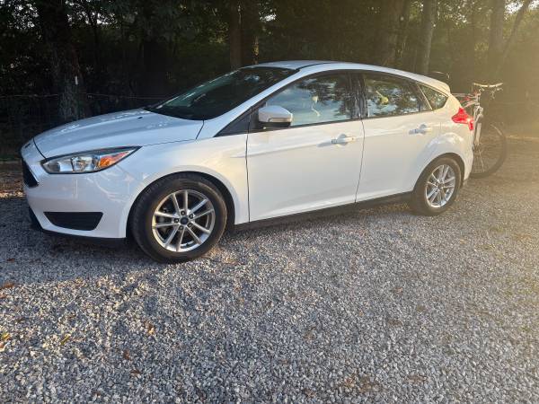 2016 ford focus SE Hatchback 1