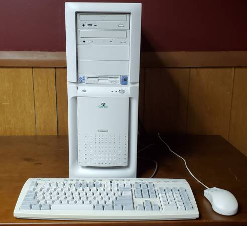 Gateway full tower Pentium III w/keyboard and mouse vintage gaming PC 1