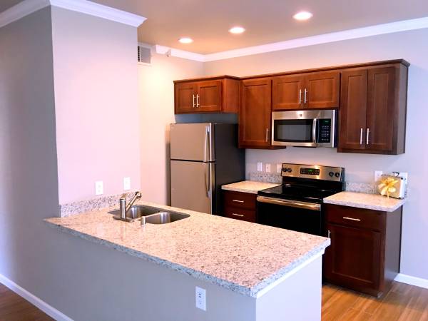 $2,350 / 1br - 945ft2 - #412 Raro condominio de un dormitorio con despacho o oficina en casa, Roseville (área de Roseville Galleria)63900439968003123