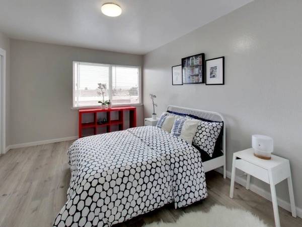 Convenient location for commuters – On the bus line! 1 bed, 1 bath 1