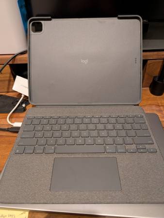 Logitech Combo Touch iPad Pro 12.9-inch (5th, 6th gen - 2021, 2022) Ke 1