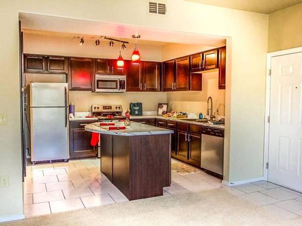 $1,305 / 2br - 1144ft2 - Sophisticated 2 BR/2 BA Retreat with Entertaining Kitchen63806118845057123