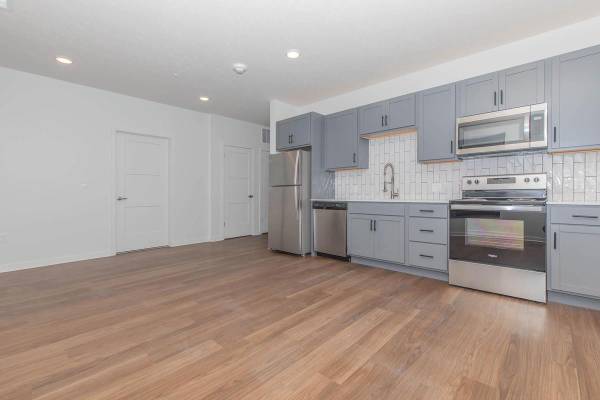 $1,795 / 2br - 929ft2 - Large Windows Providing Stellar Midtown Views, In-home Washer & Dryer (Blackstone/Leavenworth neighborhood)63681642579203120