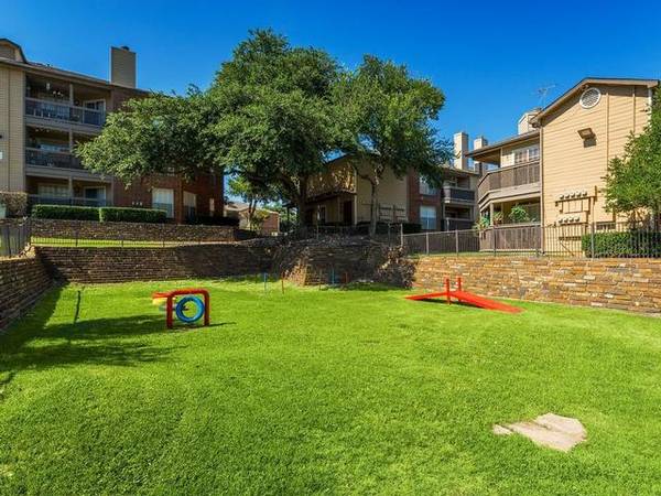 $1,070 / 1br - 711ft2 - Custom Designed Resort Style Pool, Full Size Washer/Dryer In Unit (North Dallas)63796375466627124
