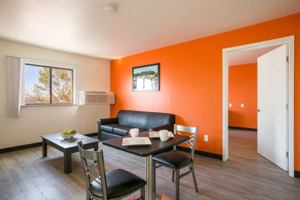 Flat Screen TVs, Close to Shopping, Close to Freeway 1