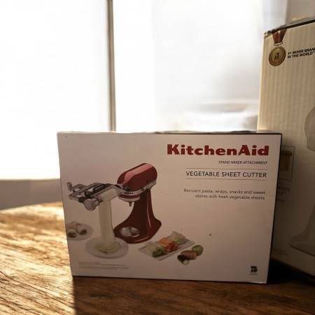Kitchen Aid mezcladora de pie con cabezal basculante blanca + accesorio cortador de láminas de verduras - $275 (Silver Lake)63471468855811122