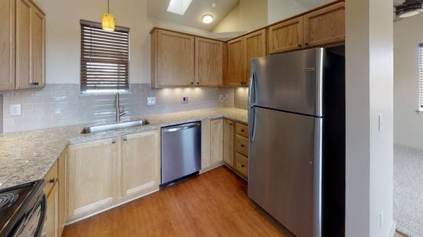 $1,585 / 1br - 669ft2 - Top Floor 1 Bedroom Home! Vaulted Ceilings! Move in Specials!! (Vancouver)63831535922179120