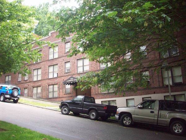 Vintage Studio in Scenic First Hill! w/1 Month Free & On-Site Laundry! 1