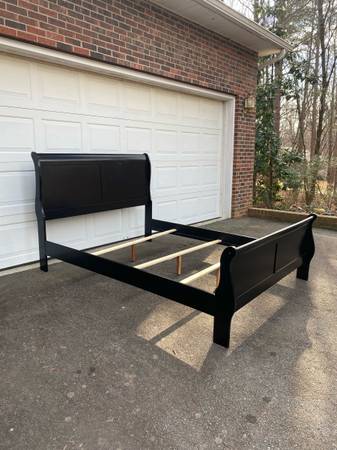 Queen size sleigh bed 1