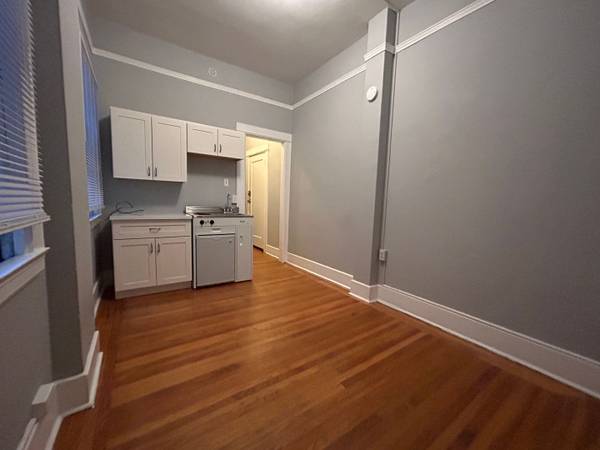 One Month Free!! Great Location for Easy Transit! 1