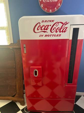 Vintage Coke machine 1