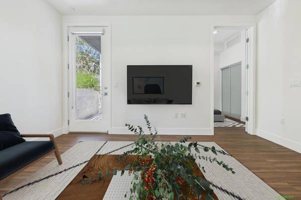 Washer/Dryer, Courtyard, Quartz, Gym | 1 Bedroom in Hollywood 1