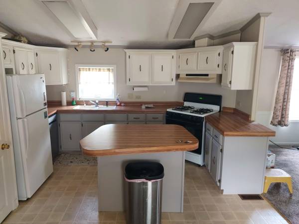 $32,000 / 2br - 1148ft2 - Single wide with bump out in Kings Court offered by~ Schmidt Mobile Ho64037723947139121