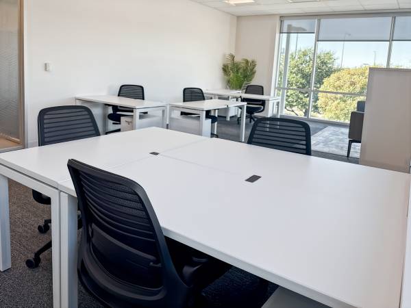 Dedicated Desks for Creatives: Fresh Space, Fresh Ideas 1