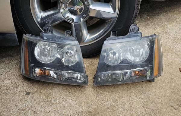 Chevy Avalanche Headlight Housing Assembly & Bulbs - Left & Right Side 1