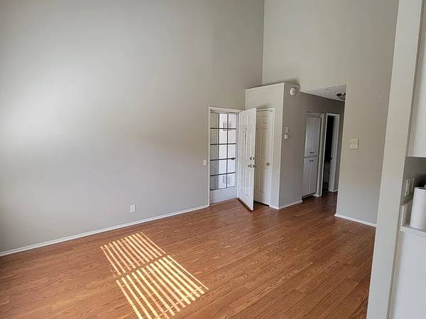 $710 / 2br - Very Spacious 2bed near - BEACH, RESTAURANTS, SCHOOLS, SHOPPING (Long Beach, CA)63774527878657124