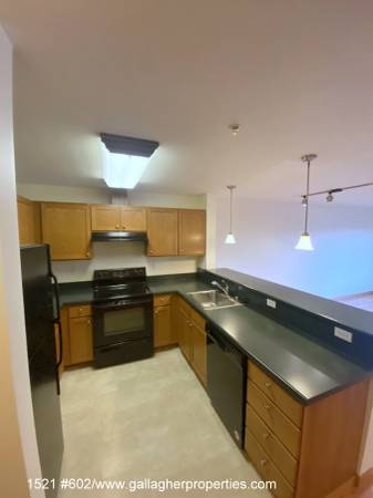 $1,995 / 1br - 716ft2 - WOW! Top Floor One-Bedroom/One Bath w/ Private Patio in Ballard* (Ballard, Seattle)63948084946434121