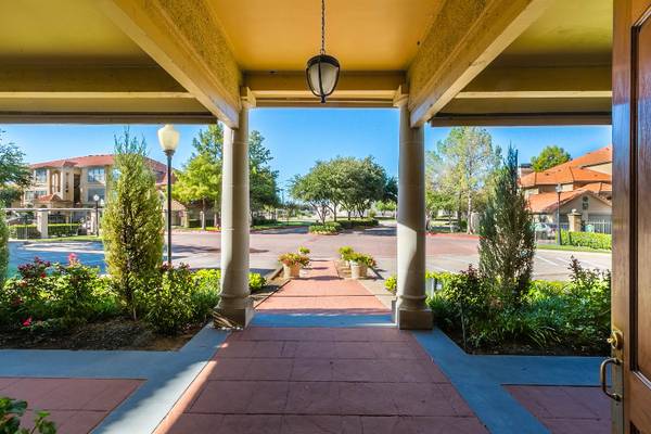 $1,710 / 2br - 1093ft2 - On-Site Laundry Facility, Barbeque Grill Area, Large Walk-In Closet (2801 Turnberry Dr, Arlington, TX)63796555916161124